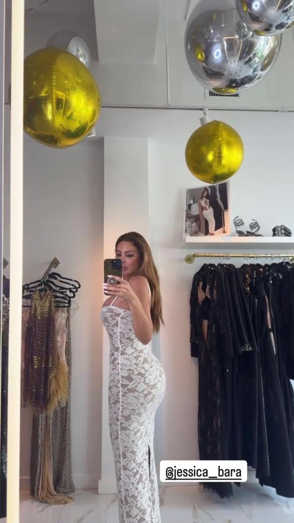 徐娘半老！皮蓬前妻穿吊帶裙自拍，這身材也太炸裂了！