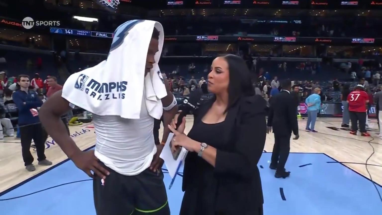 華子賽后接受一位豐滿女記者的采訪！