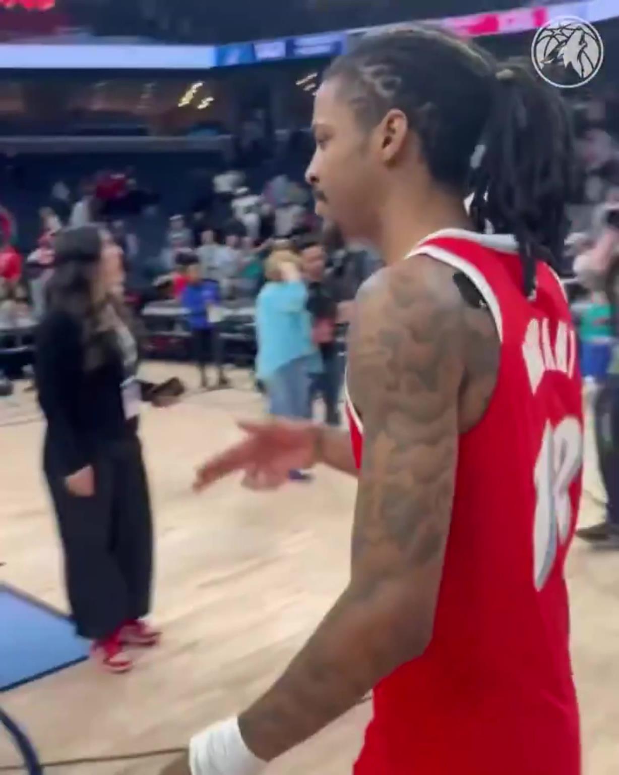 笑死！莫蘭特賽后與華子握手，竟然也是比出“手槍”的手勢