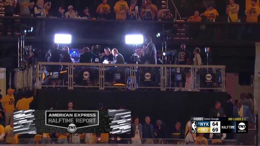 ?。哭D(zhuǎn)播鏡頭給到解說看臺，奧尼爾居然抱著一個人在彎舉