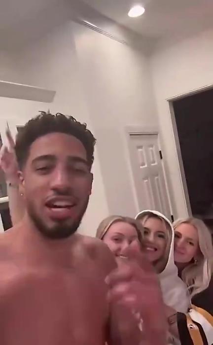 今日怒砍歷史級三雙！哈利此前光著膀子與三位金發(fā)美女同框