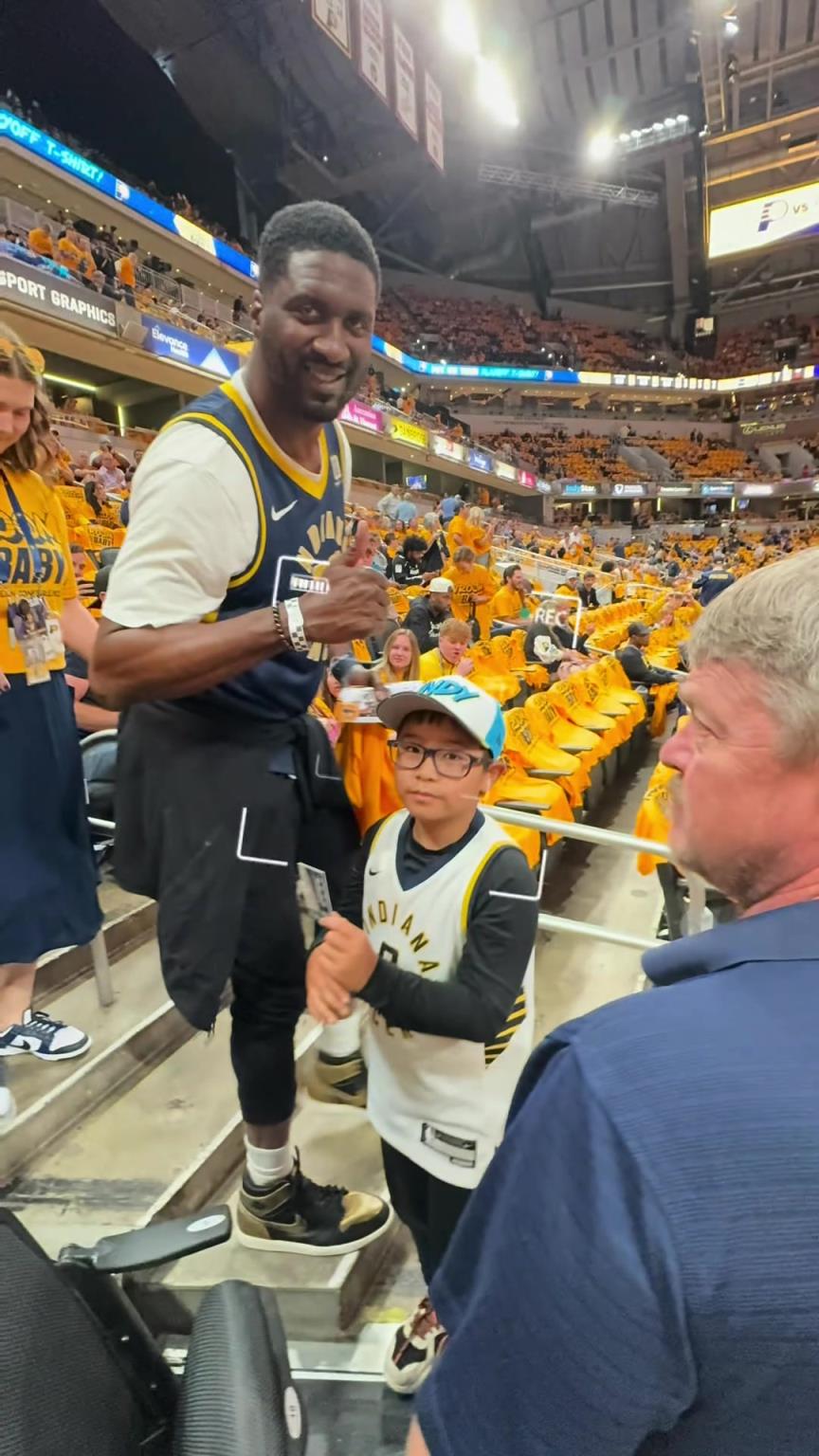 現(xiàn)在真成高圓圓了！步行者名宿希伯特現(xiàn)身主場給小球迷簽名