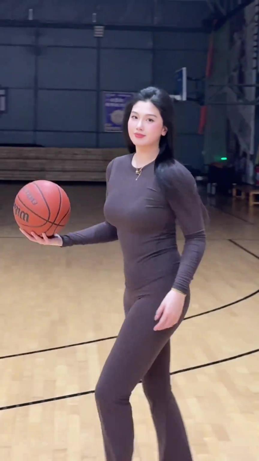 低配版卡戴珊！野球場(chǎng)肘姐這身材，懂的吧友都懂！