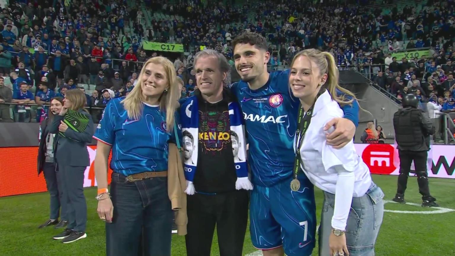 內托好福氣！奪冠后高顏值女友來合照，身材相當哇塞！