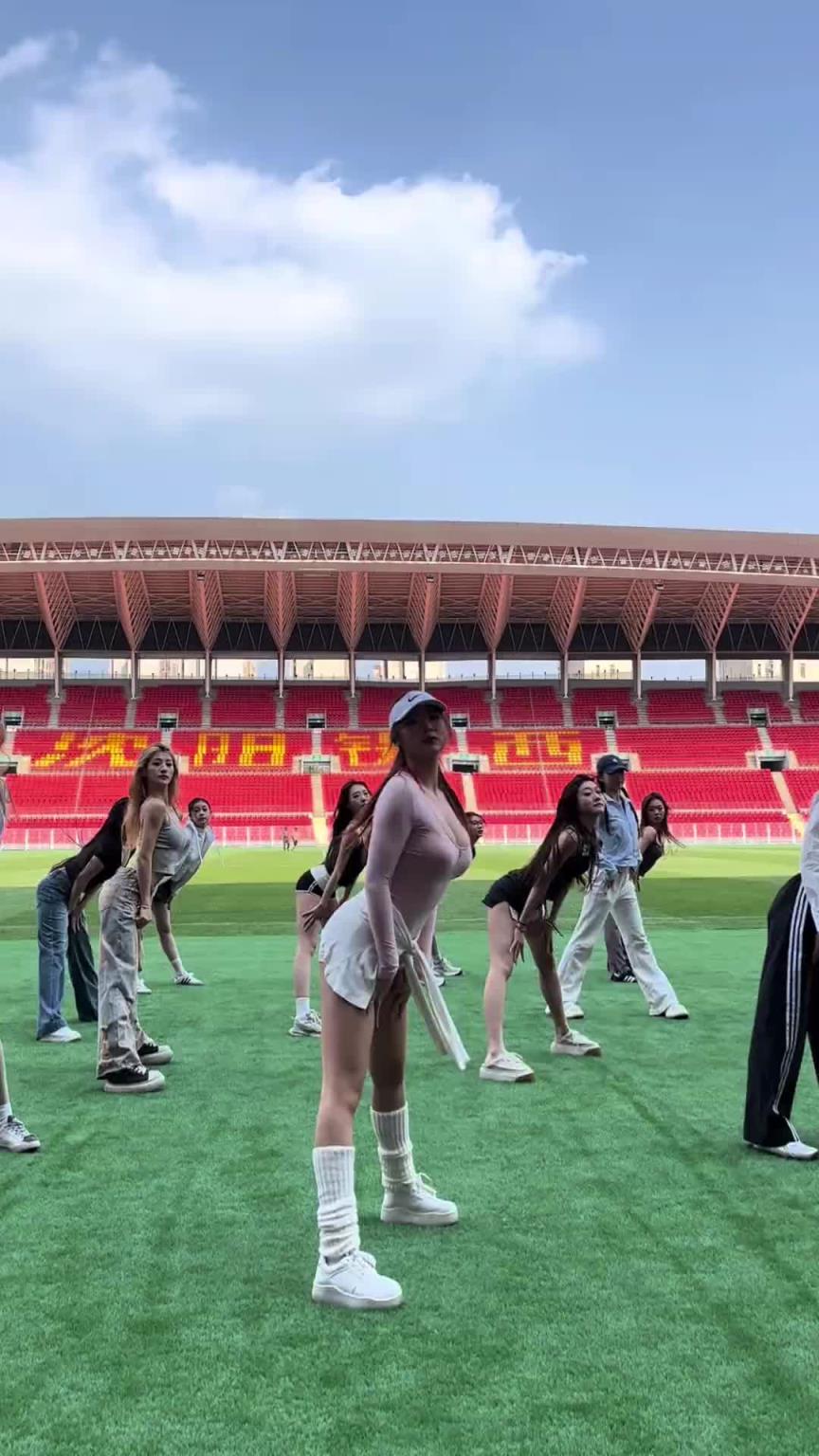 好看！在彩排的遼寧鐵人啦啦隊小姐姐們