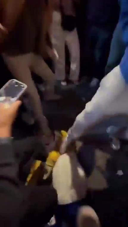 驚！尼克斯大勝步行者后，哈利伯頓遭主場(chǎng)球迷群毆