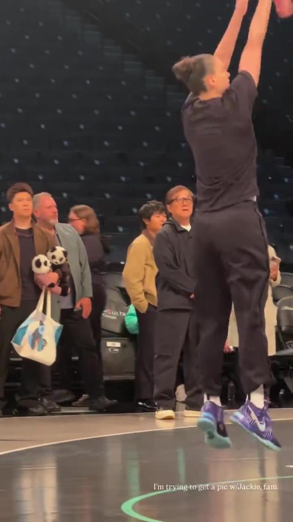 71歲成龍現(xiàn)身巴克萊中心看女籃比賽：她們投籃怎么那么準?。?！