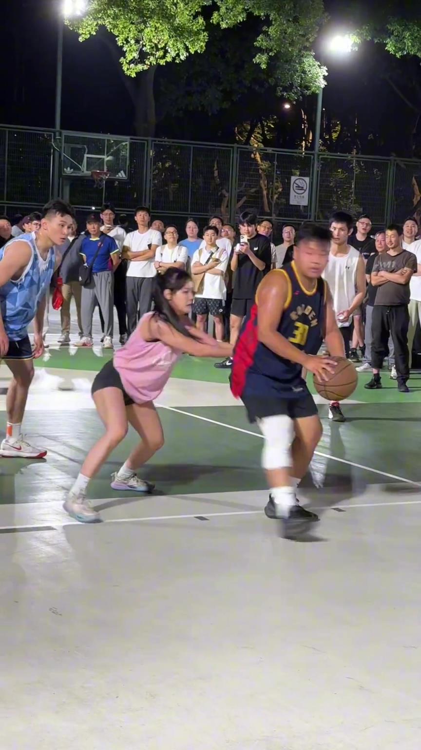 這哥們看見防自己的是女生，一個(gè)勁背打，球也不傳了